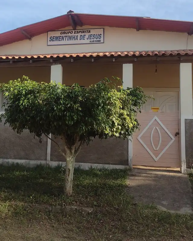 Fachada do Grupo Espírita Sementinha de Jesus, casa térrea com varanda e árvores na frente
